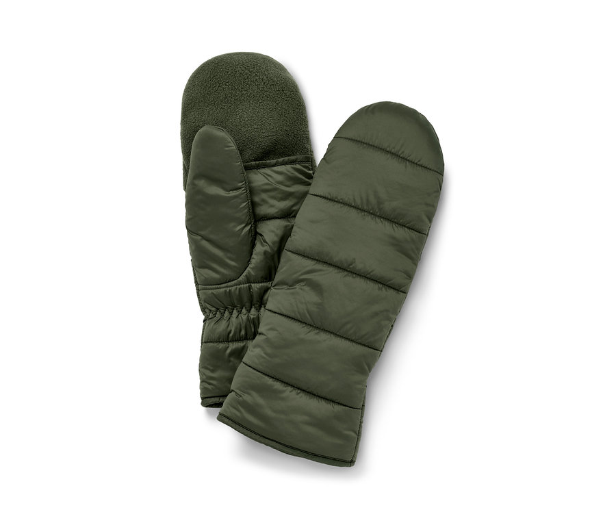 Dwie pikowane rękawice-łapawice w kolorze oliwkowym leżą obok siebie.