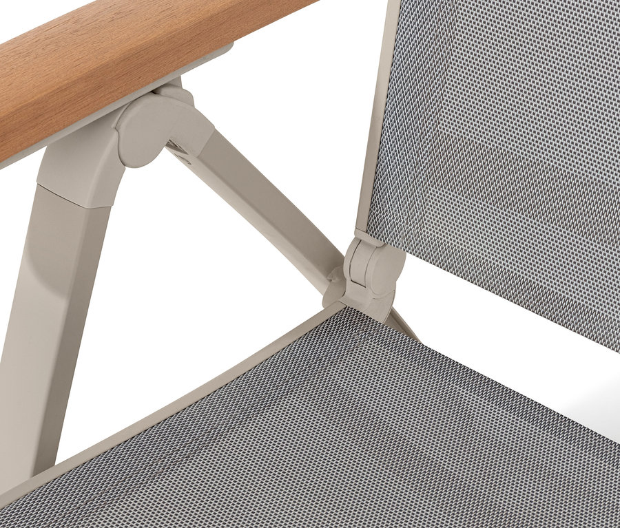 Zbliżenie na krzesło z wysokim i regulowanym oparciem »Liska«.