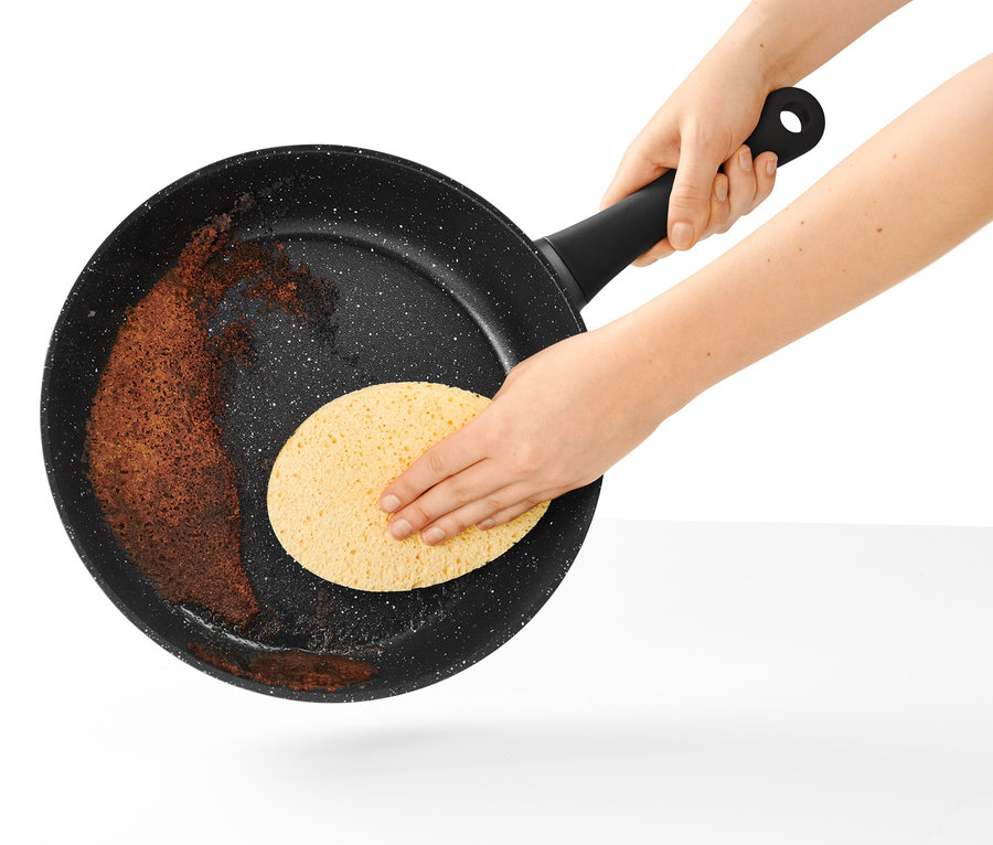 Czyszczenie gąbką patelni profesjonalnej z imitacji granitu o średnicy 28 cm.