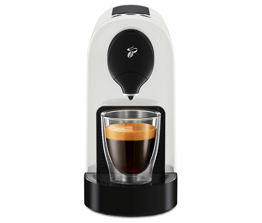 Biały ekspres do kawy Cafissimo pure+ z filiżanką kawy.