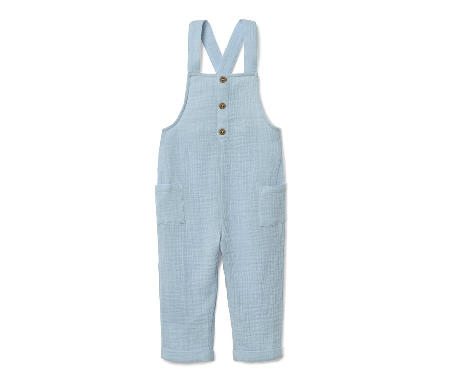 Niebieskie ogrodniczki niemowlęce z guzikami i kieszeniami.