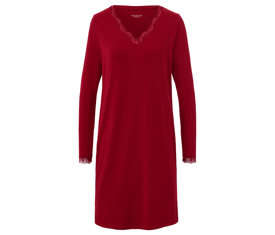 Czerwona koszula nocna z długimi rękawami i koronką przy dekolcie i mankietach.