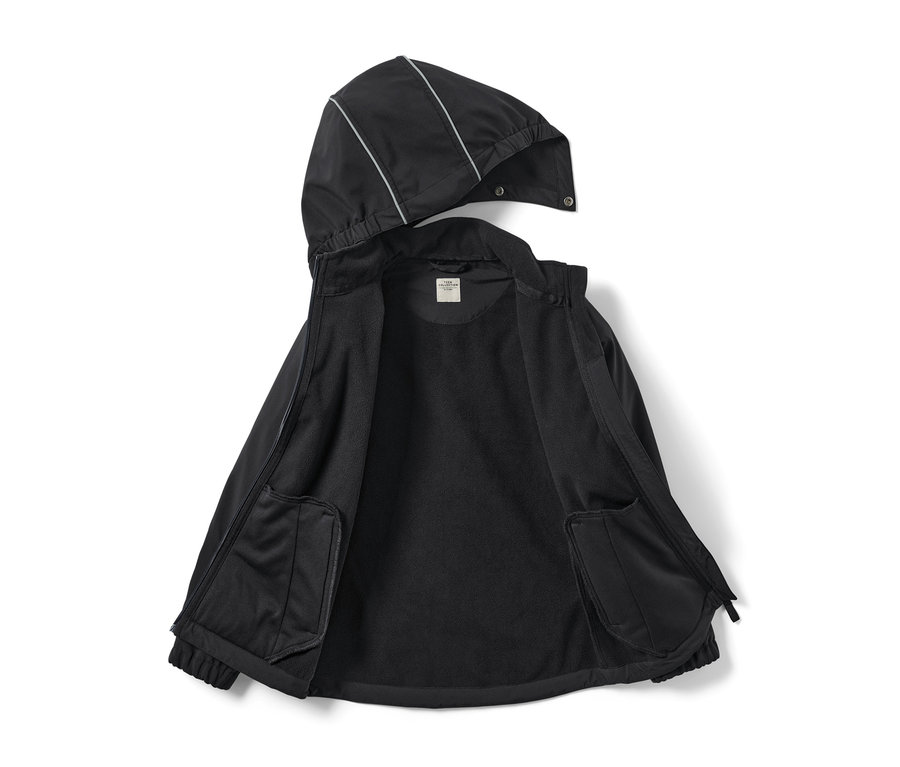 Rozpięta czarna kurtka softshell dla dzieci z kapturem, ukazująca czarną polarową podszewkę wewnątrz.