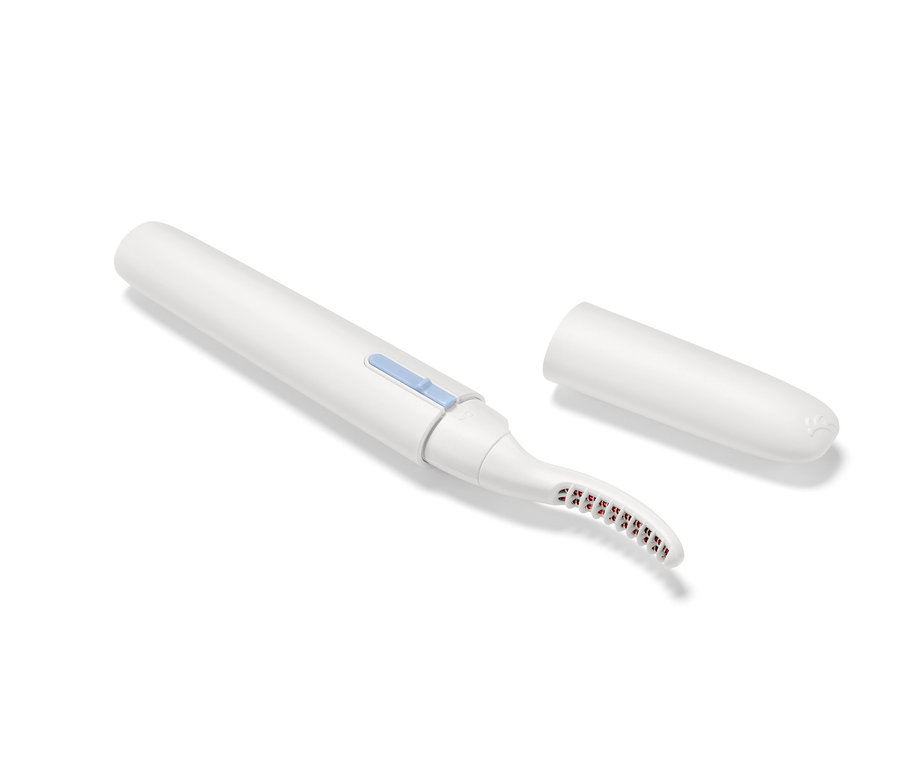 Biała podgrzewana zalotka do rzęs z niebieskim włącznikiem i zdjętą nasadką.