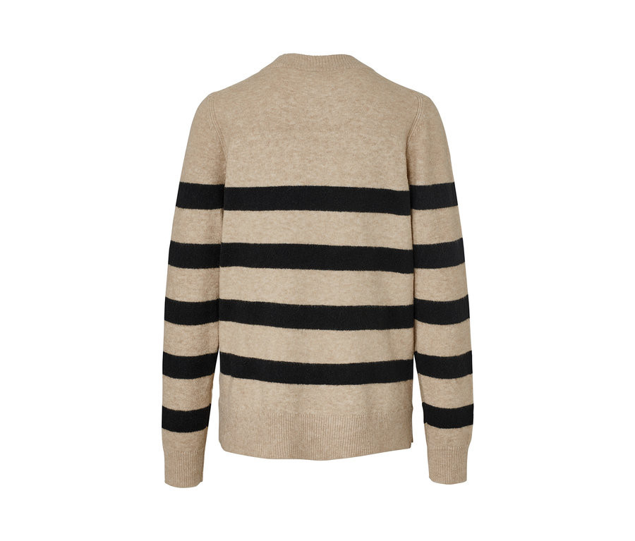 Widok z tyłu pasiastego swetra.