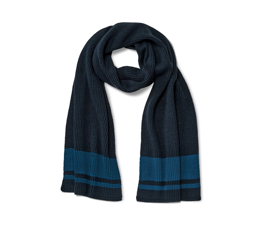 Szalik z dzianiny w kolorze granatowym z niebieskimi paskami na końcach.