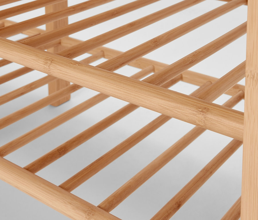 Szczegół ławki z wieszakiem na ubrania wykonanej z bambusa.