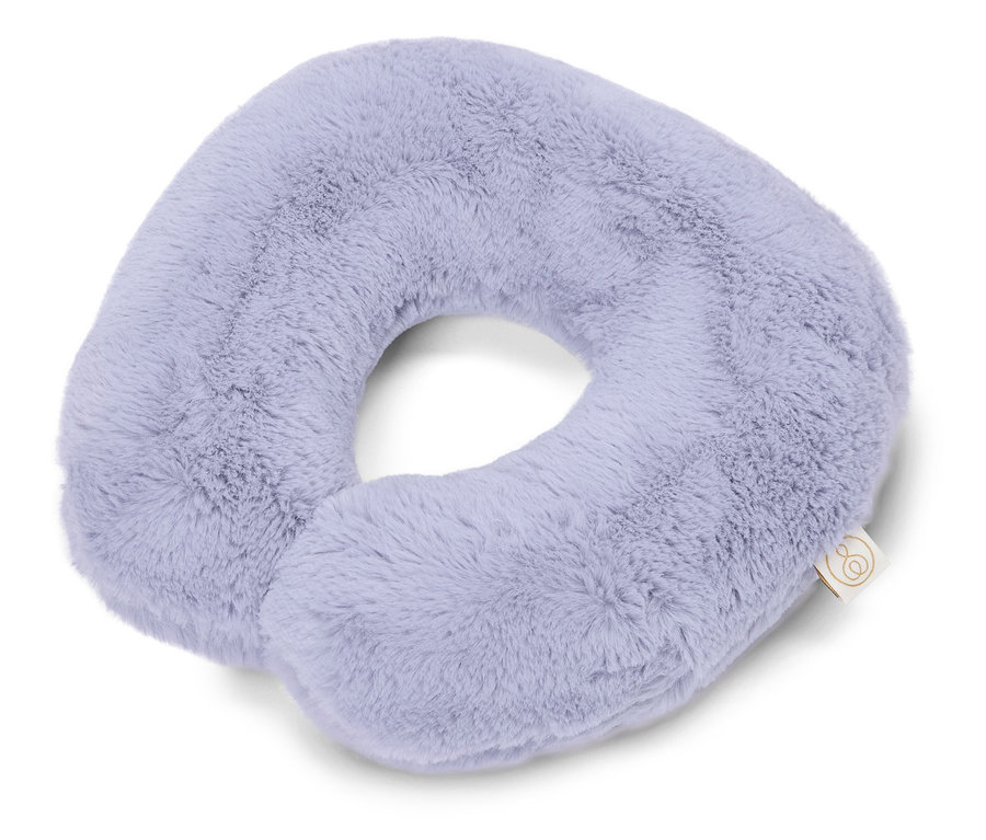 Jasnofioletowa poduszka podróżna na białym tle.