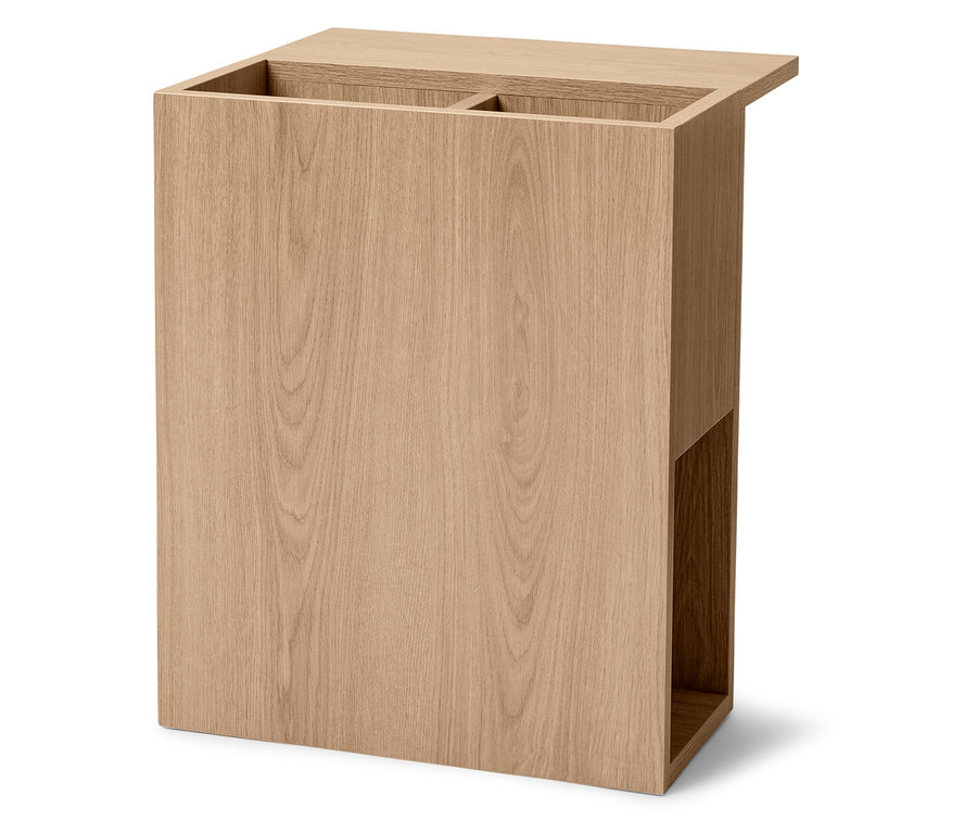 Jasnobrązowy drewniany stolik z miejscem do przechowywania.