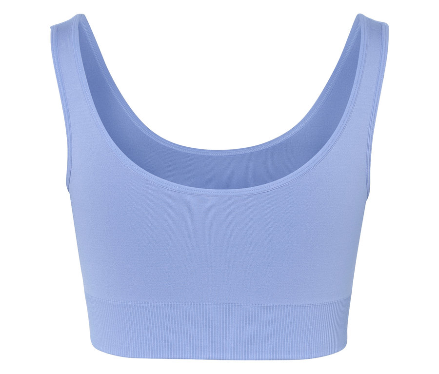 Zbliżenie na jasnoniebieski biustonosz sportowy.