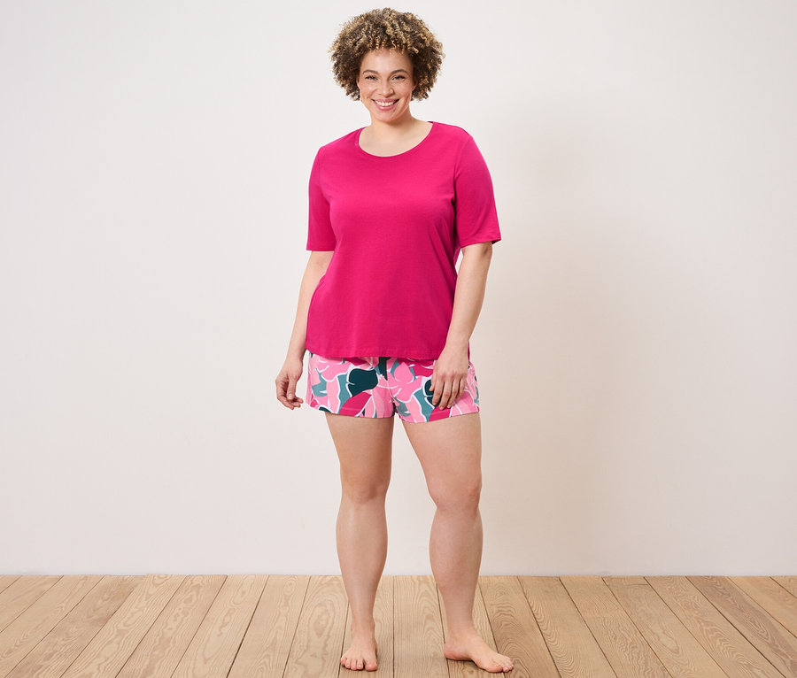 Kobieta ma na sobie piżamę.