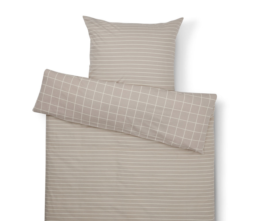 Beżowa pościel z białymi paskami i poduszka w kratę.