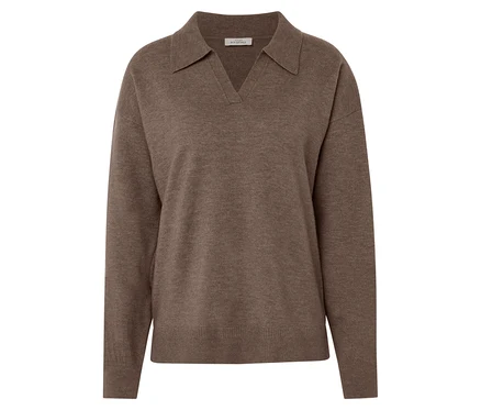 Brązowy sweter z dzianiny z kołnierzykiem polo.
