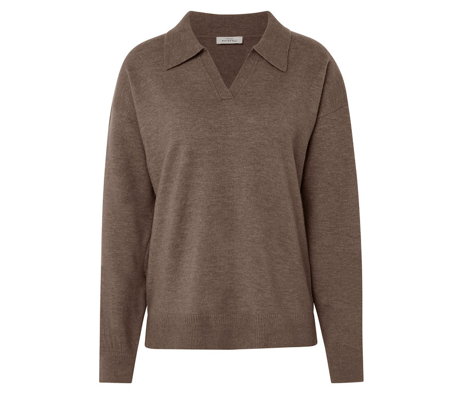 Brązowy sweter z dzianiny z kołnierzykiem polo.