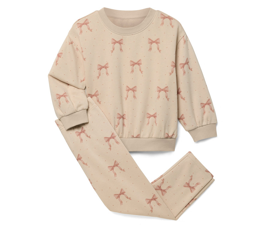 Beżowy komplet piżamy ze wzorem kokardek, składający się z topu i spodni.