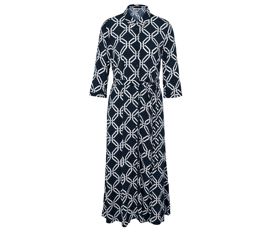 Pełny widok długiej sukienki koszulowej z geometrycznym wzorem w kolorze granatowym i białym.