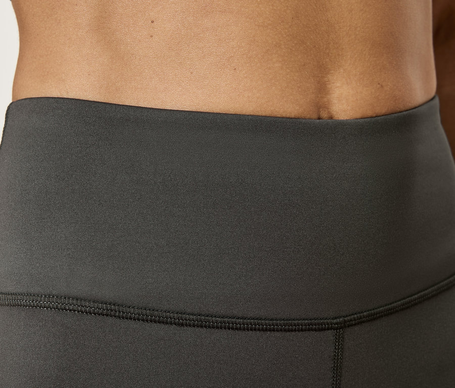 Zbliżenie na pas damskich szarych legginsów.