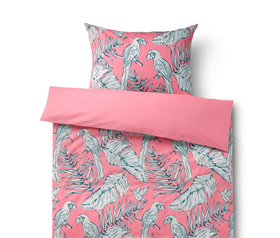 Różowa pościel z bawełny renforcé Tropical Rose we wzór z papugami i liśćmi.