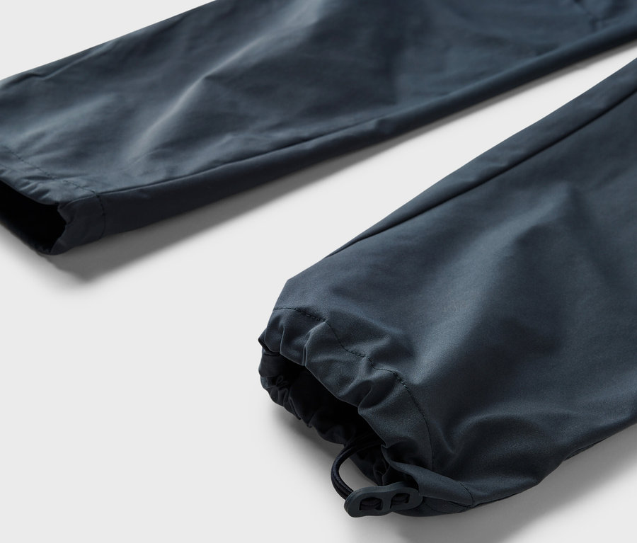 Zbliżenie na granatowe spodnie funkcyjne 2 w 1.