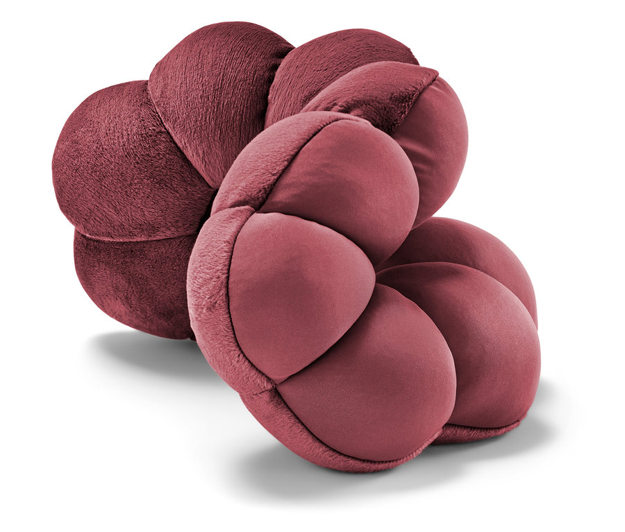 Zbliżenie na bordową poduszkę w kształcie kwiatu.