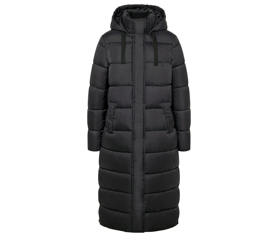Czarny, długi płaszcz puchowy z kapturem.