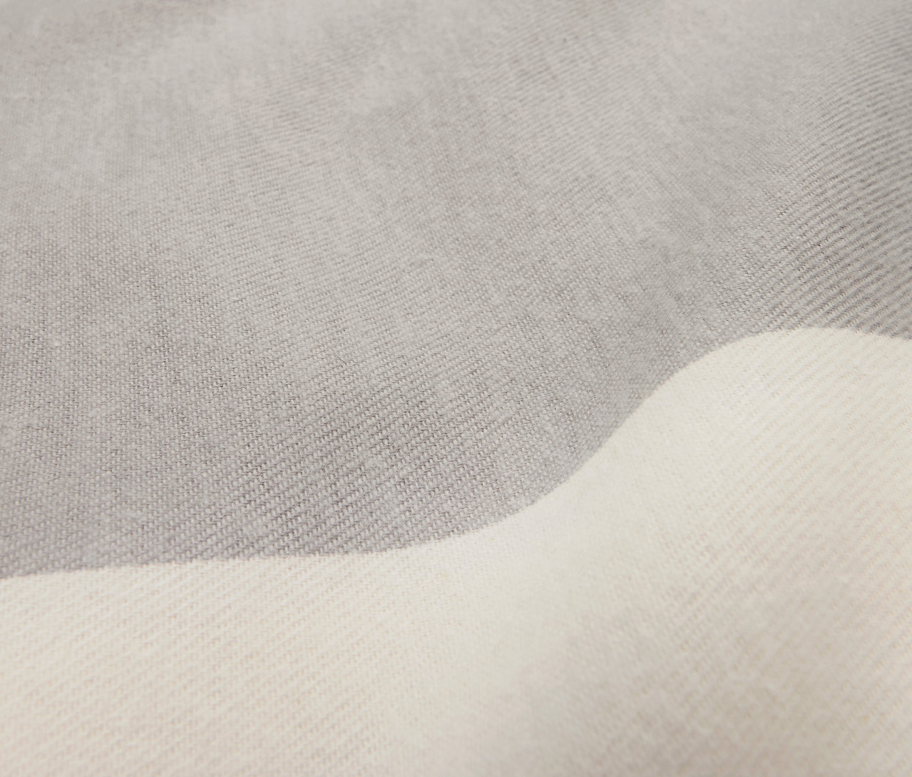 Zbliżenie na flanelową pościel w standardowym rozmiarze, w kolorze szarym i białym.