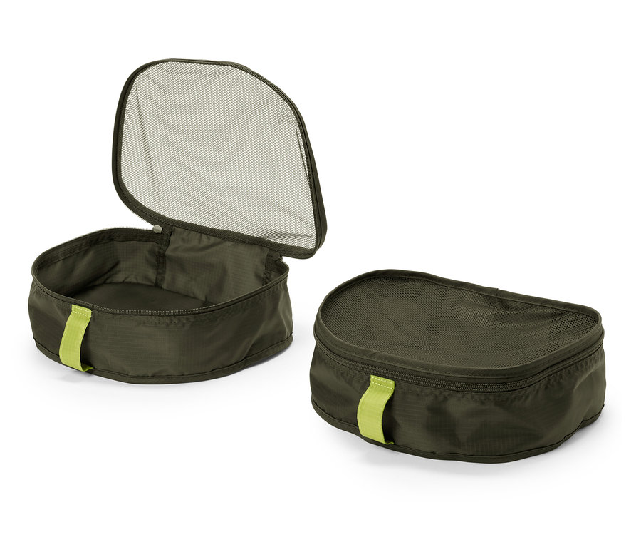 Dwa oliwkowozielone opakowania, jedno otwarte z czarną siatkową pokrywką.