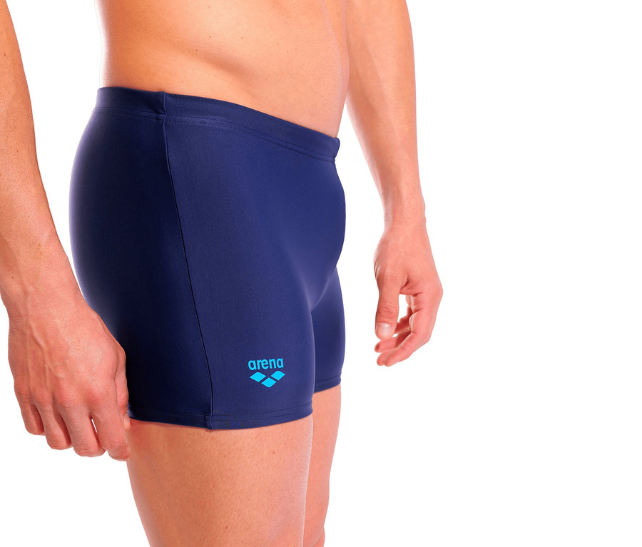 Mężczyzna ma na sobie kąpielówki arena Scratchy, granatowe.