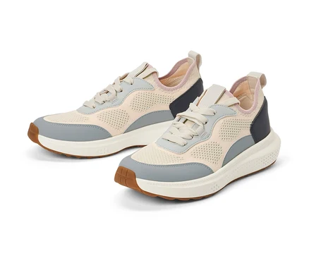 Dwa sneakersy na białym tle.