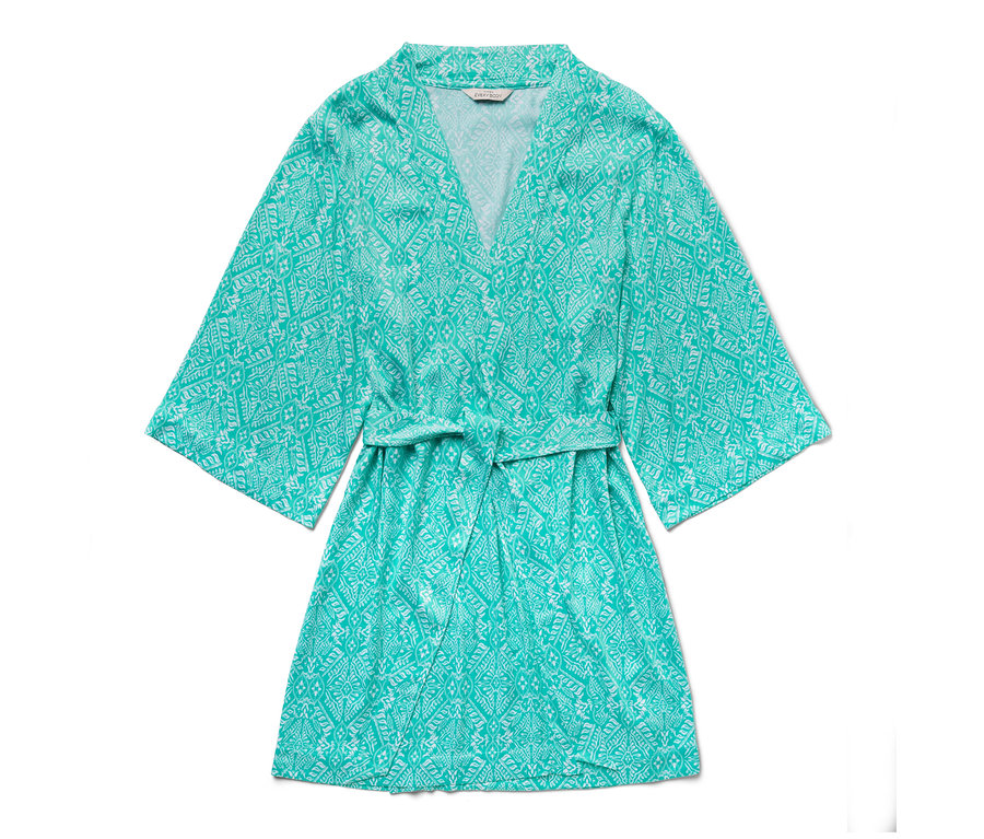 Turkusowy szlafrok z białym wzorem.