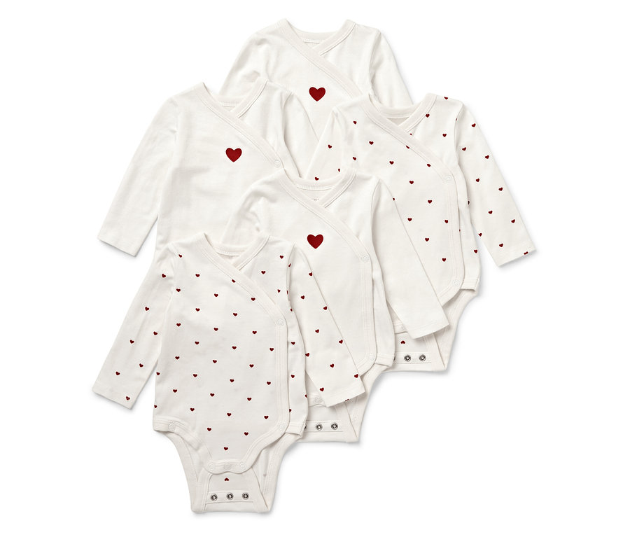 Pięć białych body niemowlęcych z długim rękawem i czerwonymi serduszkami.