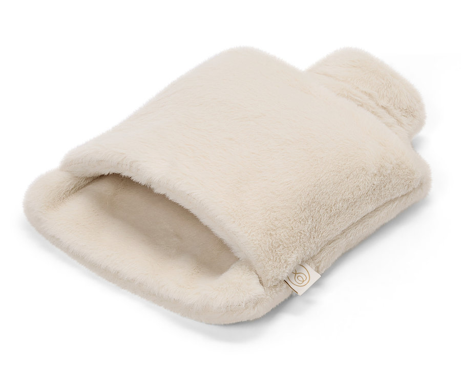 Kremowy termofor z pluszu leży na białym tle.