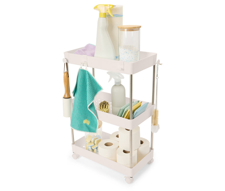 Środki czystości i akcesoria ułożone na trzypoziomowym wózku.