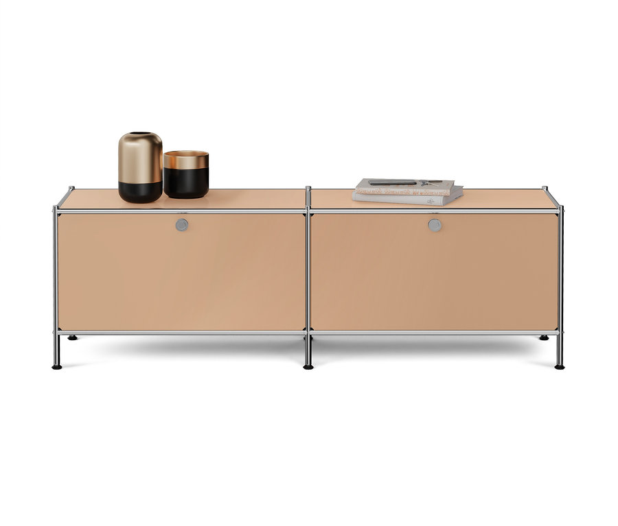 Dwie beżowe szafki z metalową ramą, na lewej szafce stoją dwa wazony, a na prawej książka.