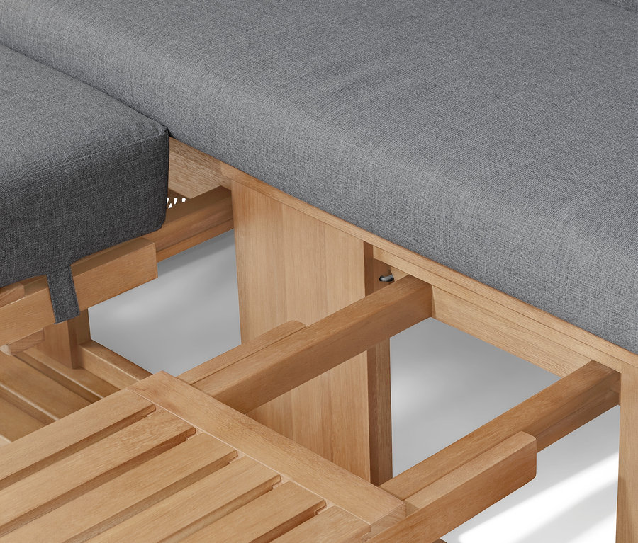 Szczegółowy widok drewnianego mebla z szarymi poduszkami.