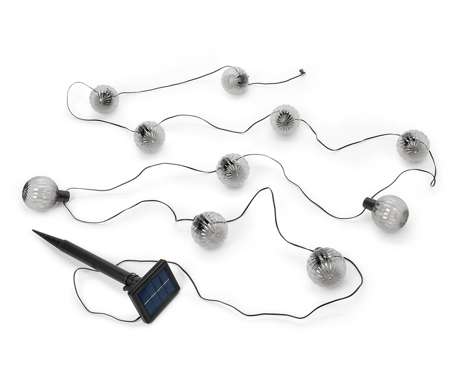 Solarny łańcuch świetlny, rowkowane kule, leżą na białym tle.