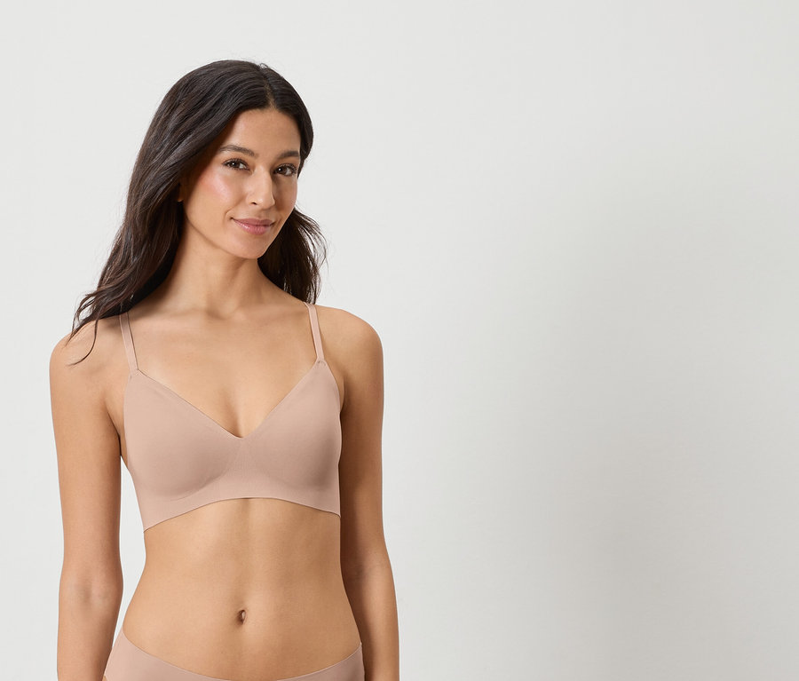 Kobieta ma na sobie beżowy biustonosz.