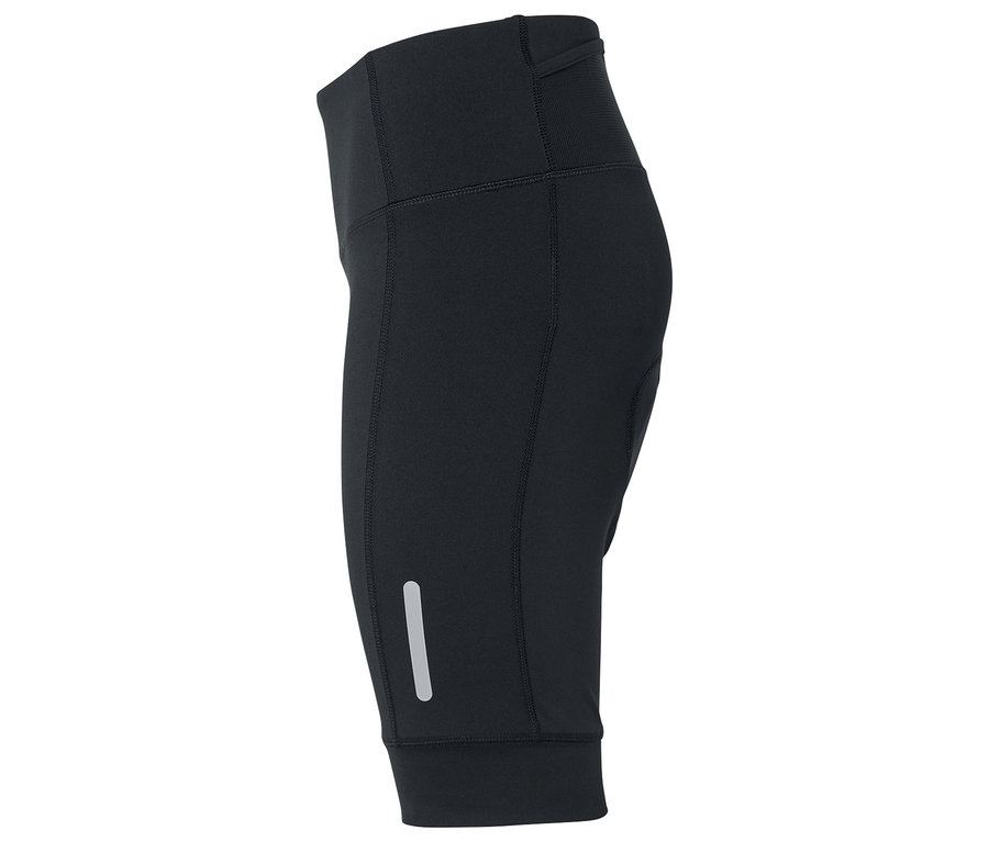 Czarne, sportowe legginsy o długości 3/4 na białym tle.