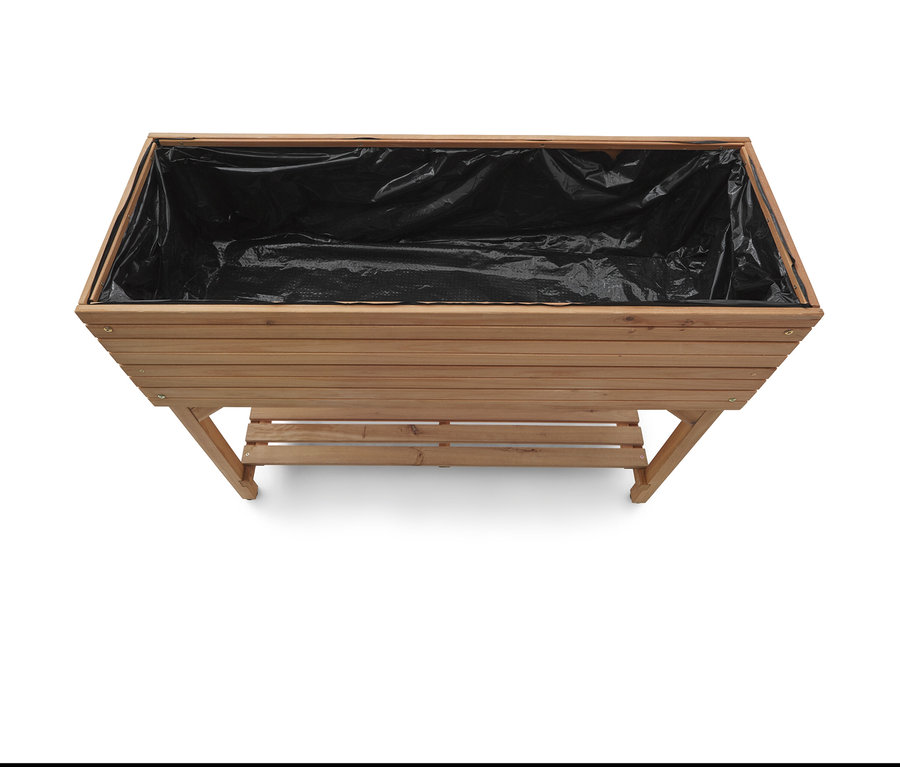 Widok z góry na drewnianą skrzynkę na rośliny z czarną wyściółką.