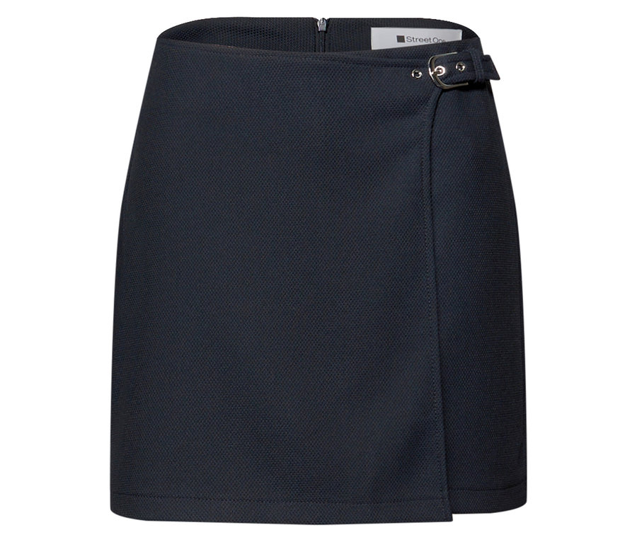 Zbliżenie na granatową spódnico-spodnie Street One z ozdobną klamrą.