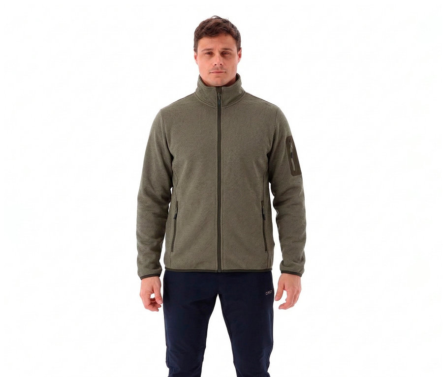 Mężczyzna w oliwkowej bluzie polarowej CMP Knit Tech i niebieskich spodniach na białym tle.