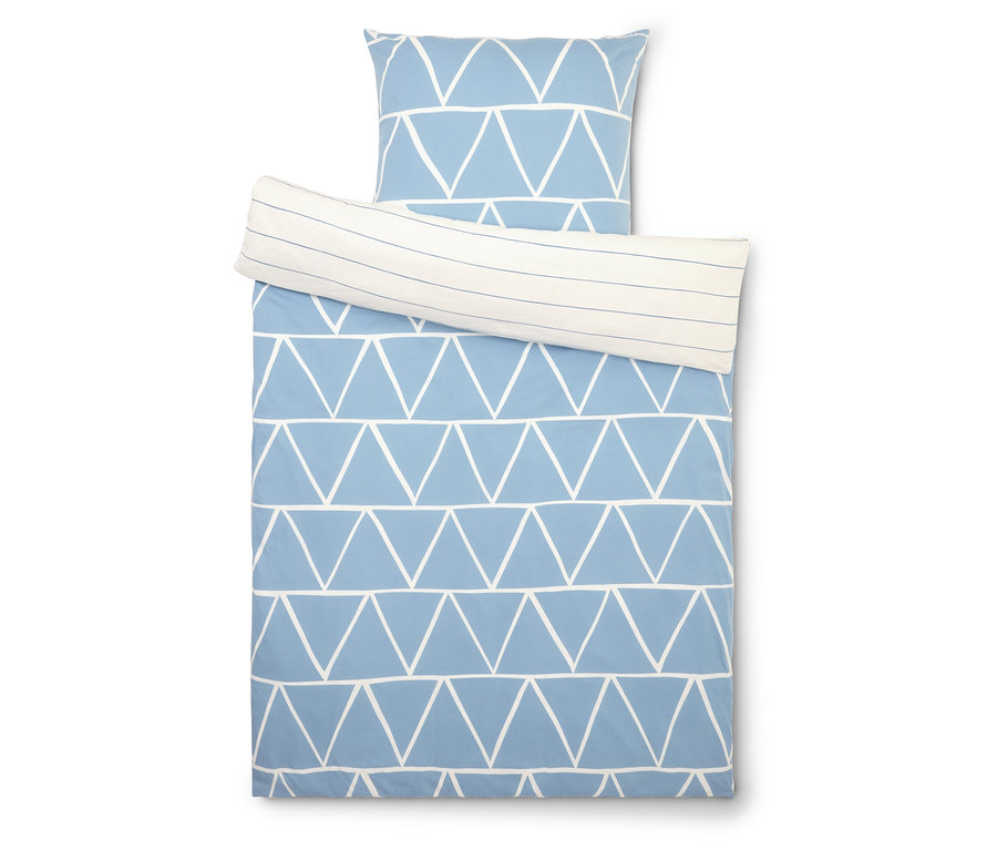 Jasna niebieska pościel z białym wzorem trójkątów, składająca się z poszewki na poduszkę i kołdrę.