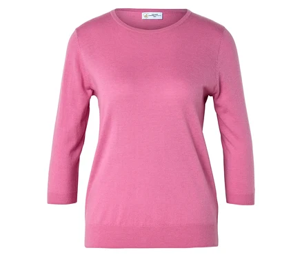 Różowy sweter z rękawami trzy czwarte leży płasko.