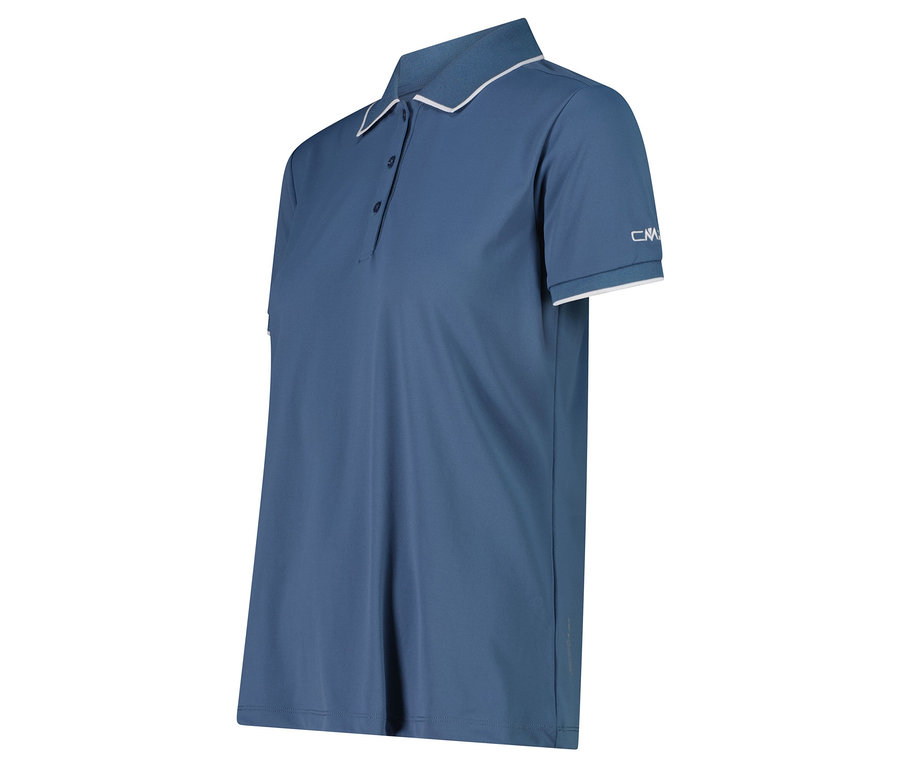 Niebieska koszulka polo z białym kołnierzykiem i mankietami.