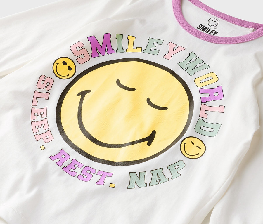 Biała koszulka z długim rękawem z dużym żółtym uśmiechem i napisem „Smiley World, Sleep, Rest, Nap”.