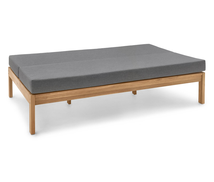 Leżak z jasnobrązową drewnianą ramą i szarą poduszką.