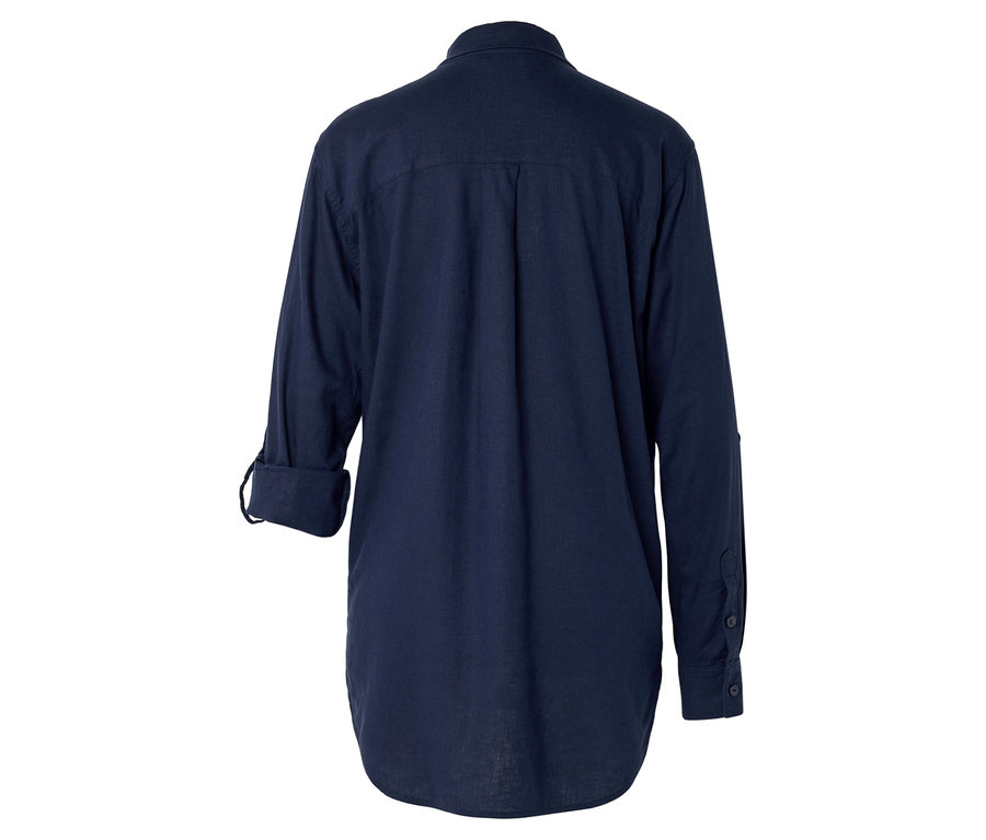 Granatowa koszula z długim rękawem, widziana od tyłu, z jednym podwiniętym rękawem.