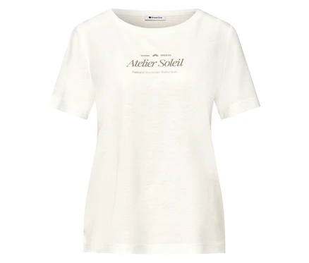Na białym tle widoczny jest biały T-shirt z napisem "Atelier Soleil".