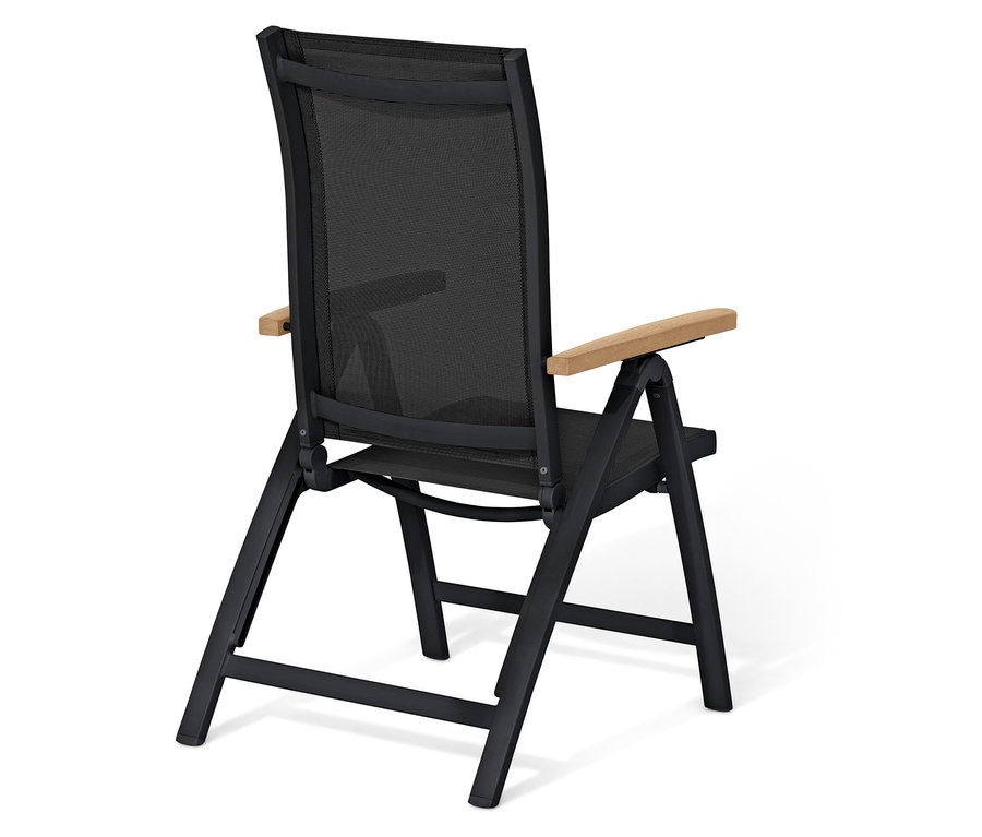 Czarny fotel ogrodowy z drewnianymi podłokietnikami stoi na białym tle.
