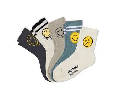 Pięć par dziecięcych skarpetek tenisowych SMILEYWORLD® w kolorach białym, szarym i turkusowym, rozłożonych wachlarzowo. Każda skarpetka ma inny, postarzany wzór żółtej lub szarej buźki, niektóre z paskowanymi ściągaczami.